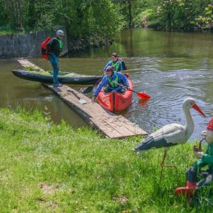 Přenášení jezu u Šporkova mlýna hlídají vodník a čáp