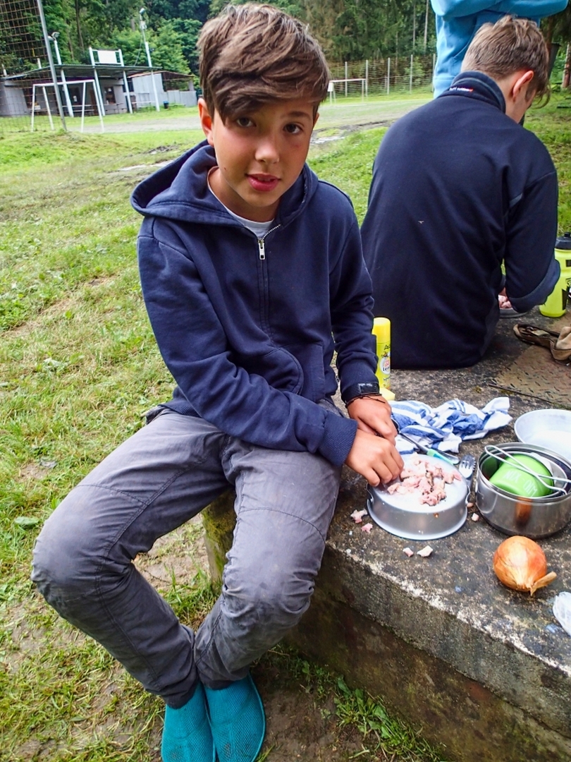 Jonáš si chystá snídani. Kromě prvního puťáku v životě, také poprvé v životě sám používá plynový vařič.