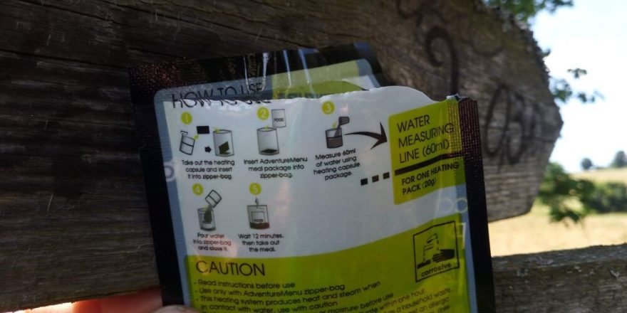 Geniální řešení na odměření správného množství vody pro ohřev - obal od ohřevného sáčku Adventure Menu / F: Vojta Dvořák