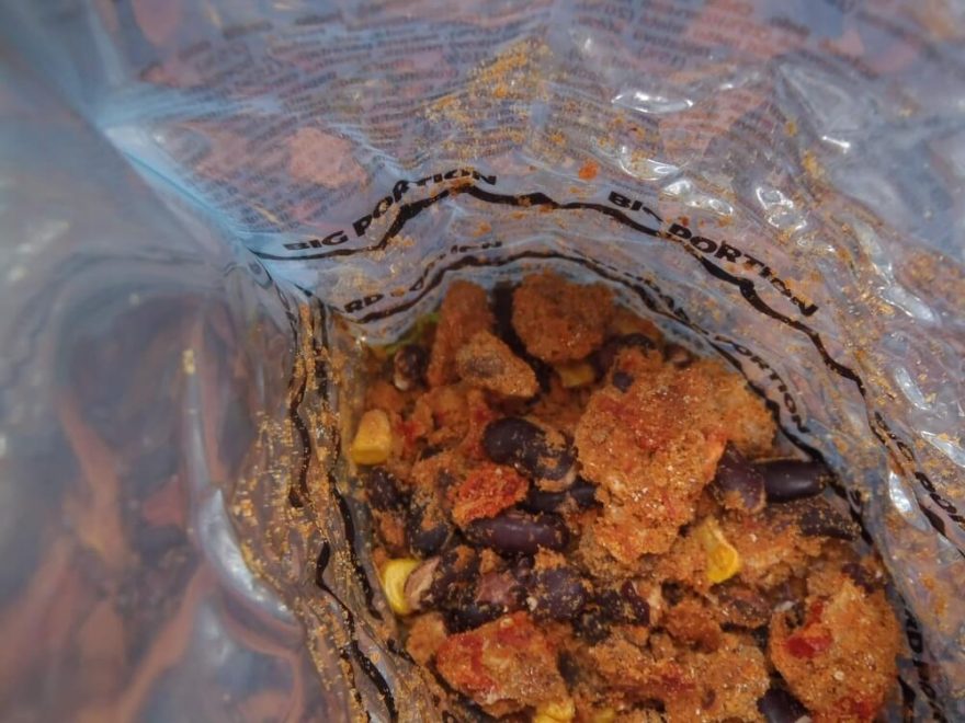 Obsah sáčku ADVENTURE MENU LIGHTWEIGHT před zalitím horkou vodou / F: Vojta Dvořák