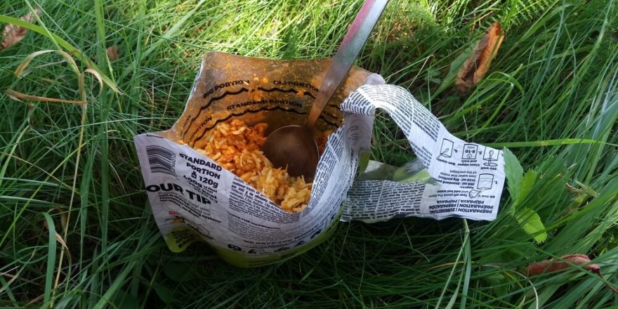 Odtržením dalšího dílu obalu vytvoříte lepší přístup k jídlu i normální lžící / F: Vojta Dvořák