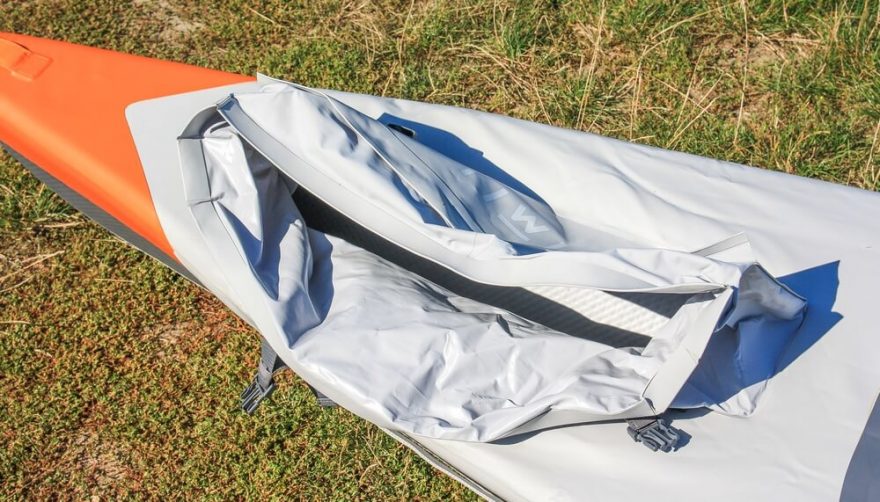 Otvor v zadní palubě otevřený