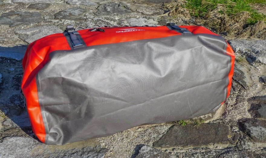 Dno tašky není nijak vyztuženo, jen má jinou barvu