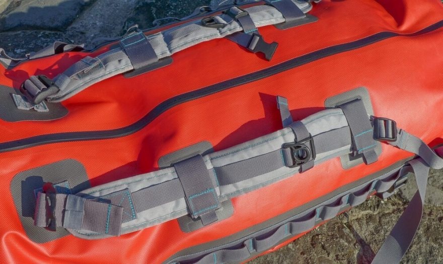 Zádové popruhy jsou dostatečně široké a polstrované