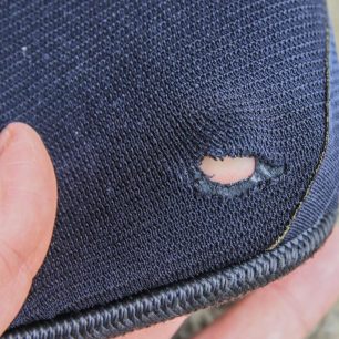 V tomto místě se neopren protrhnul i přes to, že byl krytý extra silnou tkaninou. Ideální je trhlinu co nejdříve opravit, aby se nezvětšovala.