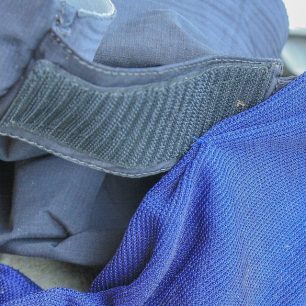 Nezabezpečený suchý zip se snadno zachytává za další kusy výbavy, které může poškodit.