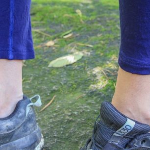 Konce nohavic jsou bez gumy