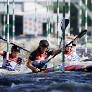 Česká hlídka K1Ž -  Kateřina Kudějová, Veronika Vojtová, Antonie Galušková / F: Jan Homolka, kanoe.cz