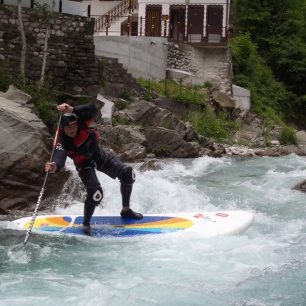 V motokrosvém brnění na Korytnici 2012. Teď mám o 30 cm delší prkno a o 30 cm kratší pádlo. / F: archiv Rotťák