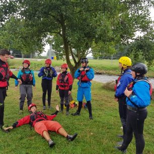 Ukázka pasivního plavání / F: Vodácké centrum Znojmo