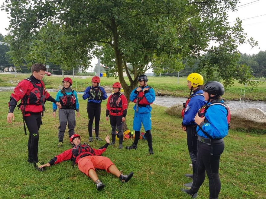 Ukázka pasivního plavání / F: Vodácké centrum Znojmo
