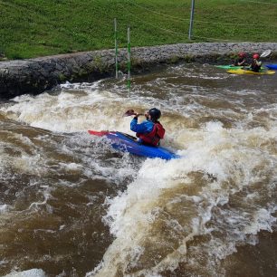 Technika a taktika jízdy na kajaku / F: Vodácké centrum Znojmo