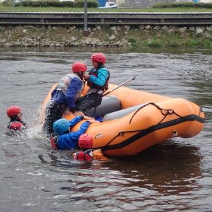 Vytažení plaváčka zpět do raftu / F: Vodácké centrum Znojmo
