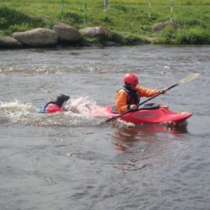 Záchrana plavajícího pomocí kajaku / F: Vodácké centrum Znojmo