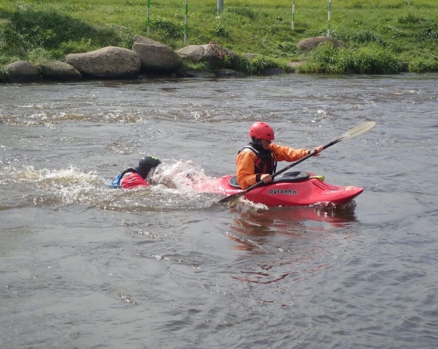 Záchrana plavajícího pomocí kajaku / F: Vodácké centrum Znojmo