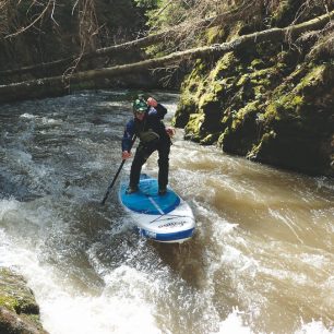 Jožko v těžším úseku řeky