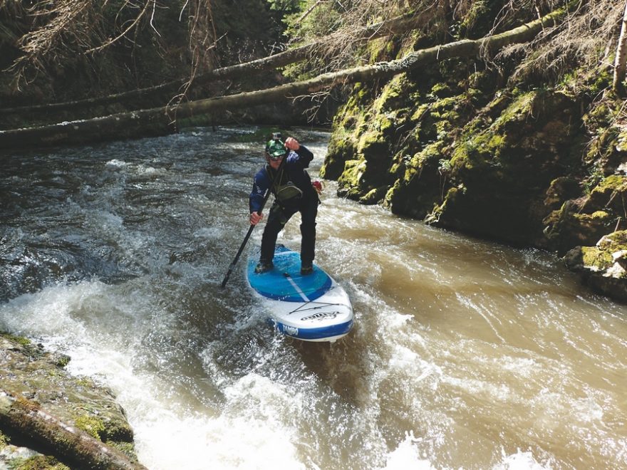 Jožko v těžším úseku řeky