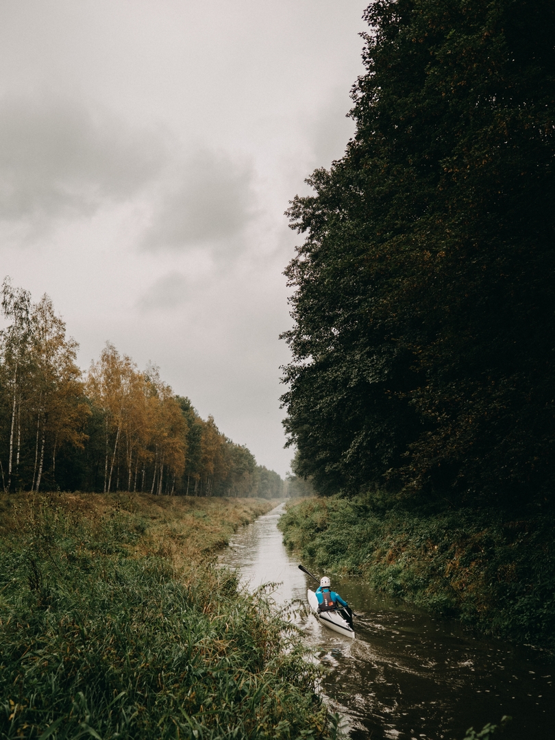 Mezi Mimoní a Brennským mlýnem úzké řečiště meandruje liduprázdným údolím / F: Bára Gajová