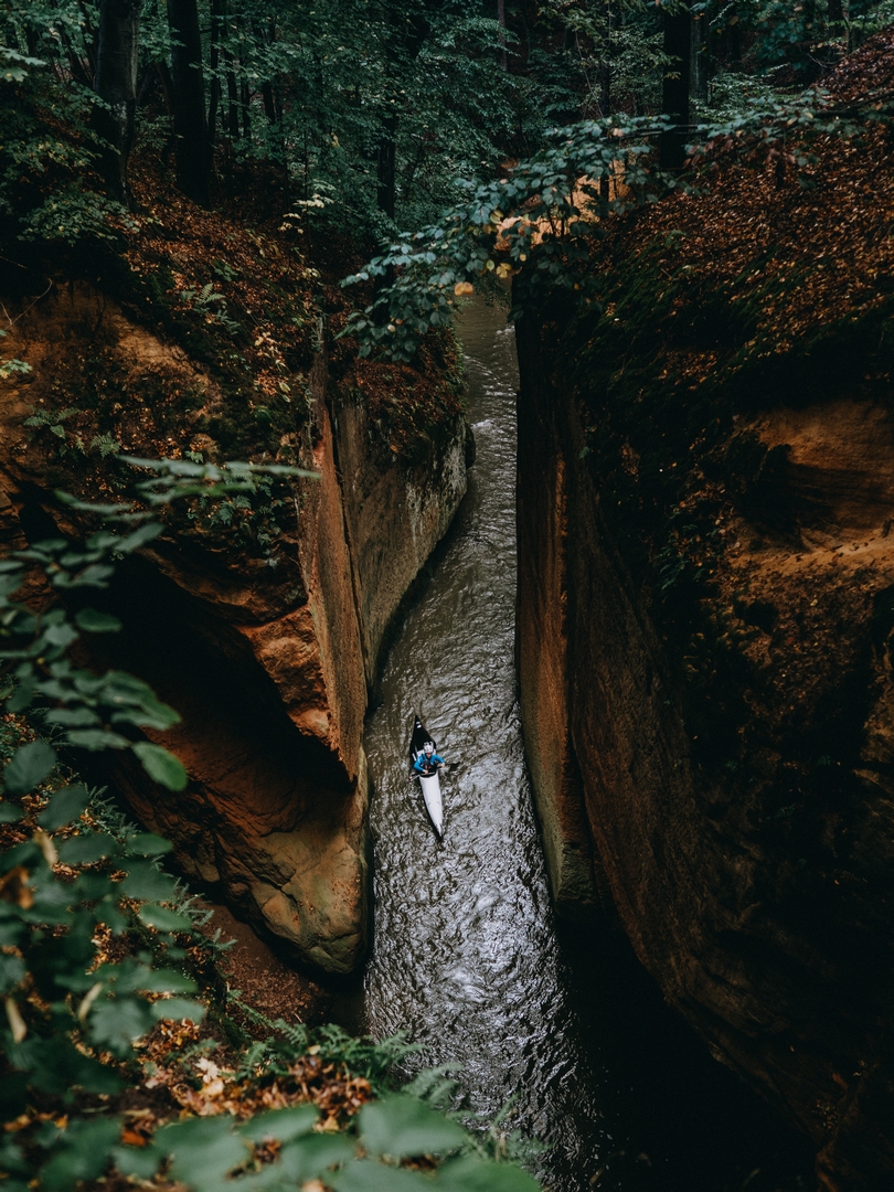 Nad obcí Noviny pod Ralskem se Ploučnice zařezává do hluboké pískovcové soutěsky / F: Bára Gajová