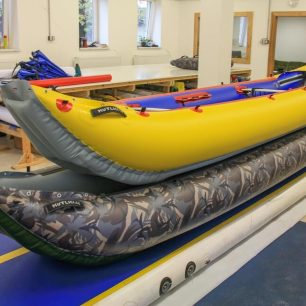 Hotové lodě čeká tlaková zkouška, výstupní kontrola a pak už první řeka