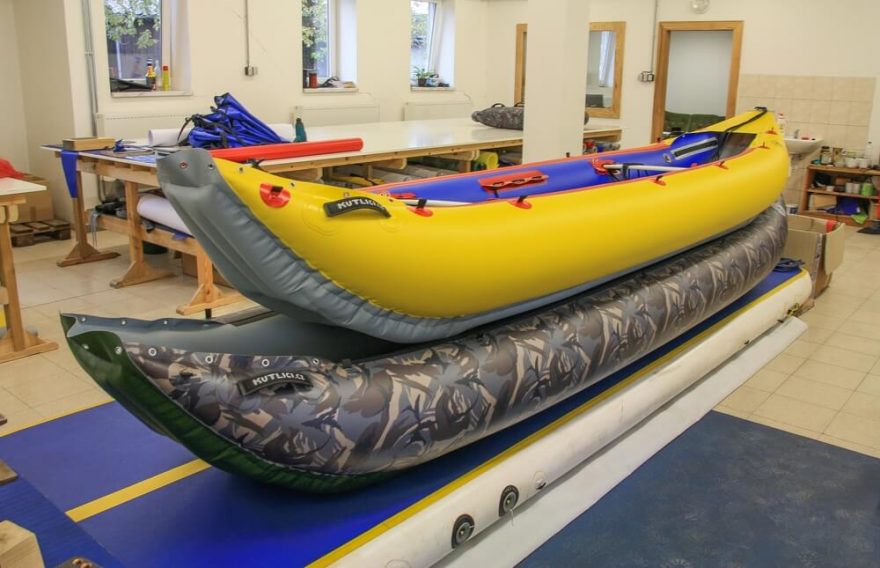 Hotové lodě čeká tlaková zkouška, výstupní kontrola a pak už první řeka