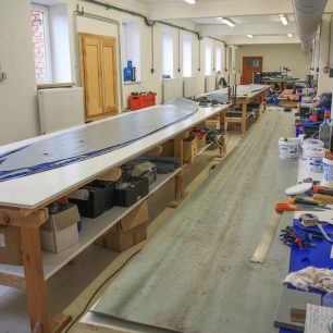 Lepící dílna potřebuje hlavně dobrou vzduchotechniku