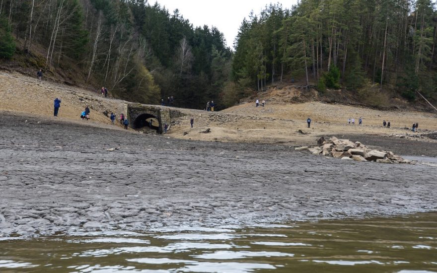 U Podolského mostu se to pěšími turisty jen hemží / F: Jan Hocek