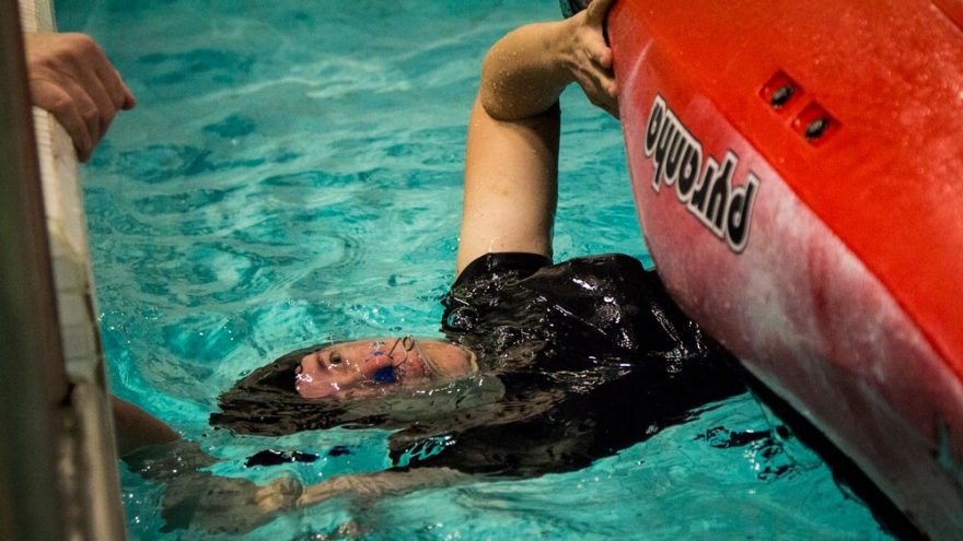 Nácvik plynulého převrácení lodě u okraje bazénu / F: Jirka Klán