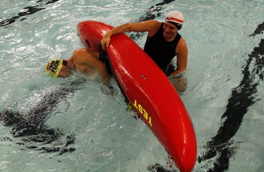 Nácvik převrácení lodě s omráčeným kajakářem uvnitř / F: Jirka Klán