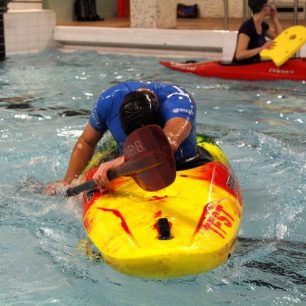 Častá chyba při eskymáku do předklonu. Ruka přechází přes osu těla, zadní list při vytažení nabírá vodu a tím brzdí rotaci / F: Jirka Klán