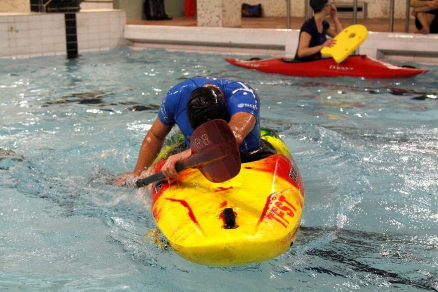 Častá chyba při eskymáku do předklonu. Ruka přechází přes osu těla, zadní list při vytažení nabírá vodu a tím brzdí rotaci / F: Jirka Klán