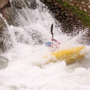 Stabilitu na hraně, kterou můžeš na bazénu dobře trénovat, využiješ i při agresivních nájezdech do vracáků / F: Jirka Klán