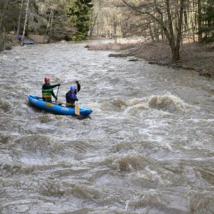 Povodňová Střela. Dneska už bych si ji asi nelajsnul. Kdybych se na ní cvaknul, budou mě muset tahat ven ostatní… / F: archiv Jiří Nosek