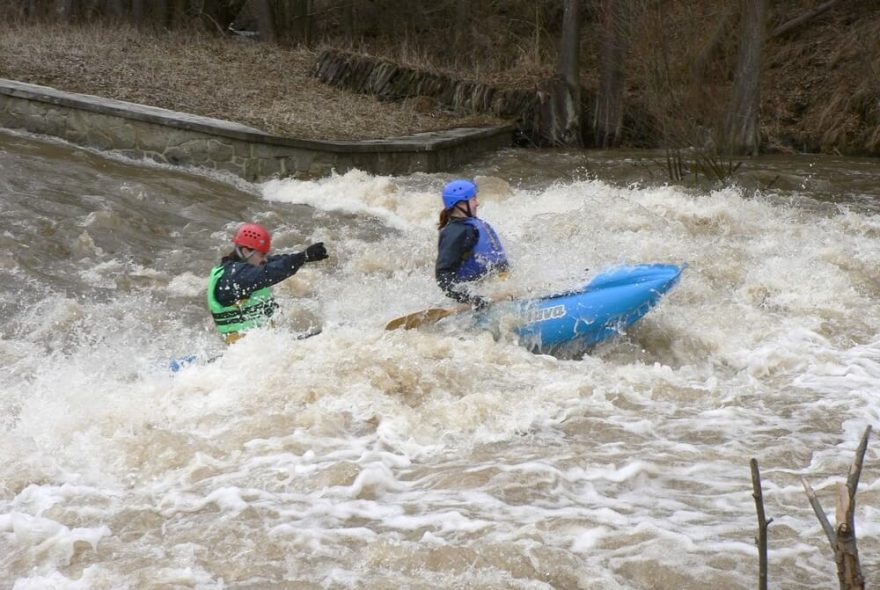 Druhý povodňový stupeň na Střele (a stoupá) v časném jaru r. 2006. / F: archiv Jiří Nosek