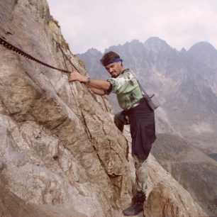 Hloubkofobik na ferratě. Strach je od toho, aby se překonával. Cesta z Téryho chaty přes Priečne sedlo v roce 1999. / F: archiv Jiří Nosek
