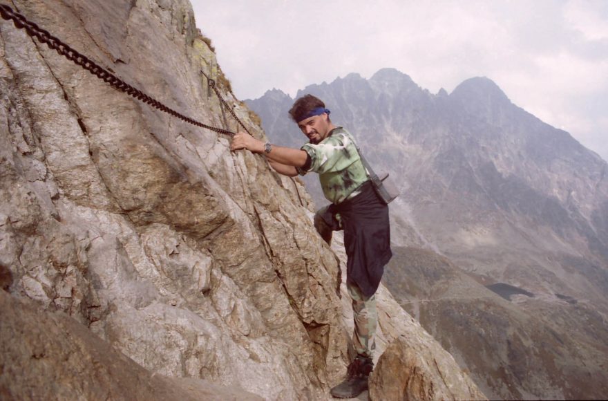 Hloubkofobik na ferratě. Strach je od toho, aby se překonával. Cesta z Téryho chaty přes Priečne sedlo v roce 1999. / F: archiv Jiří Nosek