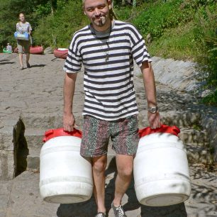 Zářijová Vltava 2006. Za tři roky lehnu jako prkno a s mými barely se začnou tahat ostatní… / F: archiv Jiří Nosek