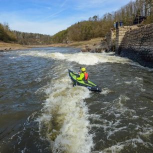 Vlně na konci šlajsny se dá vyhnout, když se nechcete máčet / F: Jan Hocek