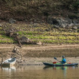 Břehy krásně ukazují, kde bývá voda normálně / F: Petr Snížek