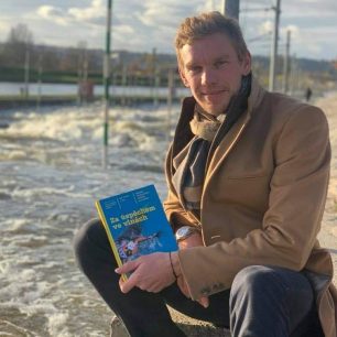 Jan Busta se svojí knihou Za úspěchem ve vlnách