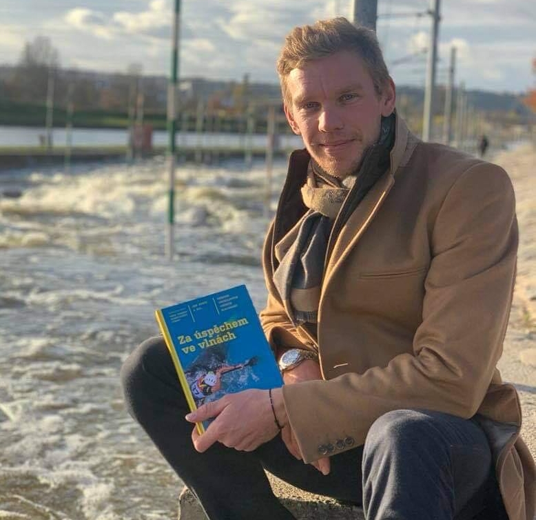 Jan Busta se svojí knihou Za úspěchem ve vlnách