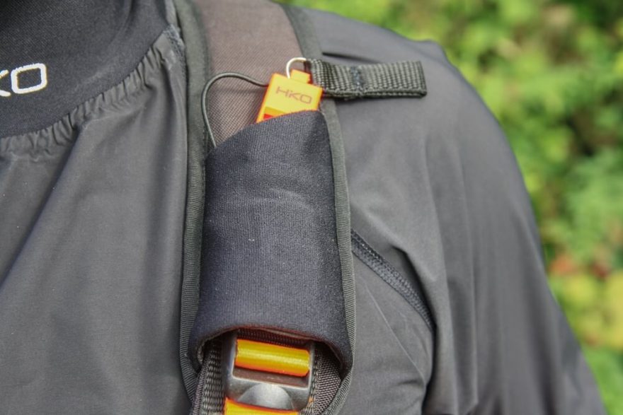 Stahování ramen je ukryté v neoprenovém tunýlku. Na levém rameni je v něm ukrytá také píšťalka