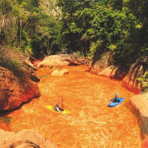 Oranžově zbarvená zdrojnice řeky Hroni / P: Michal a Dewet / F: David Vory Sodomka 