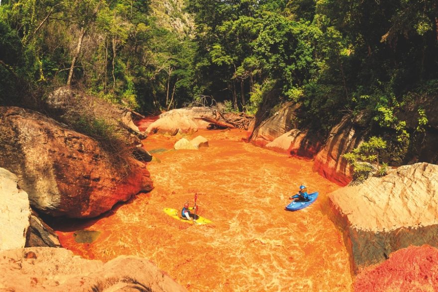 Oranžově zbarvená zdrojnice řeky Hroni / P: Michal a Dewet / F: David Vory Sodomka 