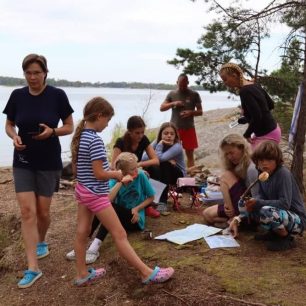 Rozdáváme deníky a mapy / F: archiv expedice