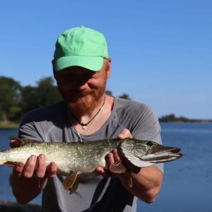 Štika vylovená z kokpitu kajaku / F: archiv expedice