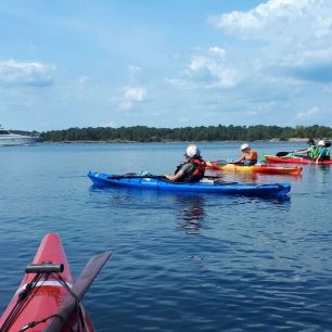 Občas nás minuly rychlé motorové lodě / F: archiv expedice