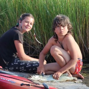 Děti pomáhají s čištěním ryb / F: archiv expedice