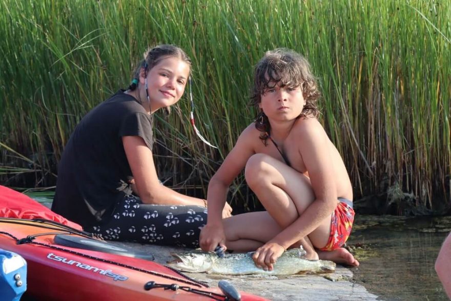 Děti pomáhají s čištěním ryb / F: archiv expedice