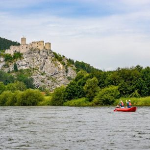 Hrad Strečno stojí na skalním ostrohu přímo nad Váhem / F: Jan Hocek